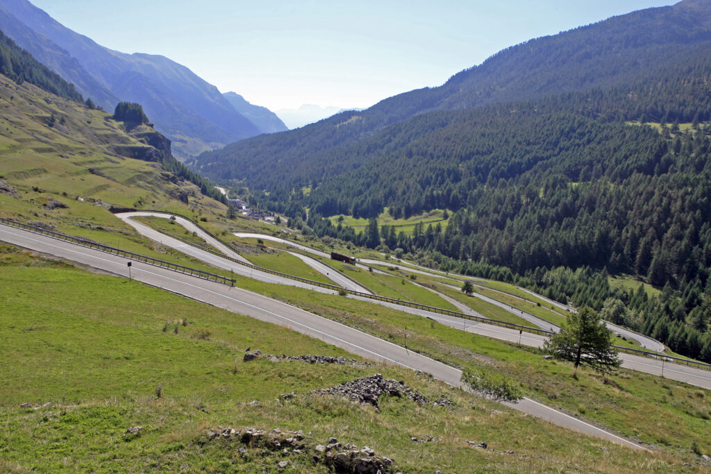 Our 'unknown 'must drives to add to the Grand Route des Alpes. Not even culminating 2,000 meters of altitude, in the department of Alpes de Haute Provence in the Provence-Alpes-Côte d’Azur region, this road has 10 switchbakcs lined up twice, a perfect tarmac and extremely good visibility.