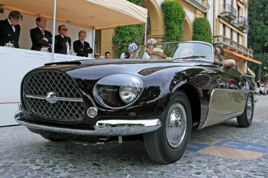 Entrant 94 -2010 / Cisitalia Ford 808XF Cabriolet by Vignale - 1952 (with Lancia Aerelia B52 in green) / Class H Styling Studies 1952 - 1965. Concorso d'Eleganza Villa d'Este 2010.